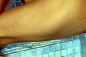 Jeg mærker den store hårde pik dybt i min røv. Det er overvældende hver gang!