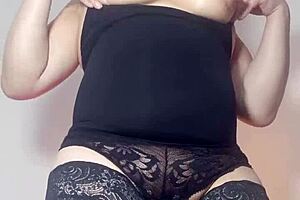 我的邻居骚货尽管老婆在旁边还是发视频，真是个挑逗，我好想要她