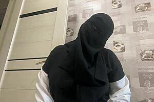 敘利亞熟女穿內褲挑逗，邊撫摸濕濕的陰戶獨自玩耍