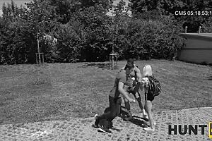 哥们花钱换操女友亲热一炮