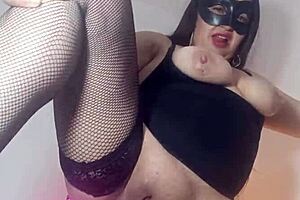 我的邻居骚货尽管老婆在旁边还是发视频，真是个挑逗，我好想要她