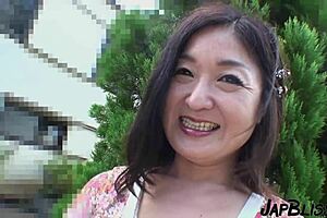 日本熟女在狂野动作后接受凌乱内射