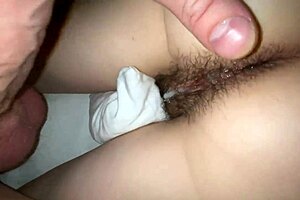 继妹在毯子下操继兄吗？