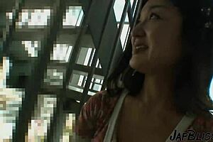 日本熟女在狂野动作后接受凌乱内射