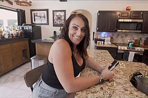 付钱给巴黎·奈特和朋友妈妈的POV性爱课程