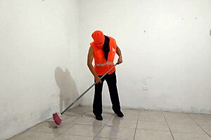 la sucia enfermera del hospital coquetea con el barrendero lo muy sucia motivo al macho de la limpieza y le dio una mamada con mucha saliva al pene del trabajador porno real en hospital