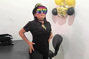 THE HOT OFFICE WORKER PREPARES ANAL PLUG HORNY BUTTOCKS