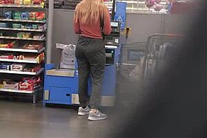 Blonde milf's nice ass in spandex 😍