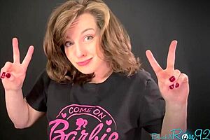 Experienced housewife shares barefoot selfies