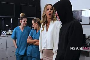 雇来干活结果撸管被炒😏