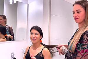 Francesca et Anita deux bombasses s'amusent avec une belle bite