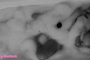 Does Kitty Hudson orgasm in the bath with her dildo?