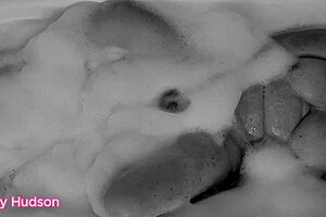 Does Kitty Hudson orgasm in the bath with her dildo?