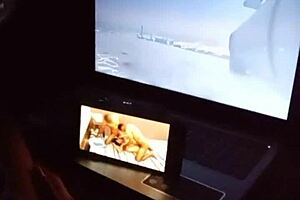 Melhor Porno: Esposa Brasileira Fodida por Dois e Chupando ao Mesmo Tempo  