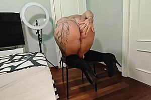 Dominatrix DanaXMuscles orders cum in boots.