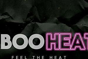 辣熟女Cory Chase在警察和丑角乳交中。