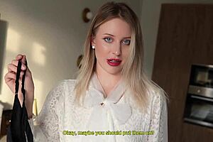 继母扯掉内裤，让我撕裂她的丝袜来操！