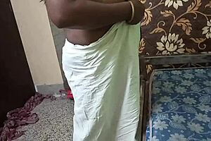 uhh, mature indian aunty showin her fat ass n wet vagina, so hottt!