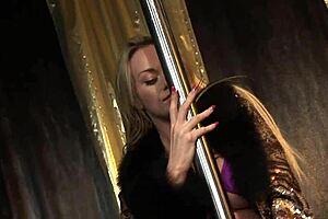 佩奇教瓦伦蒂娜满足年长男人