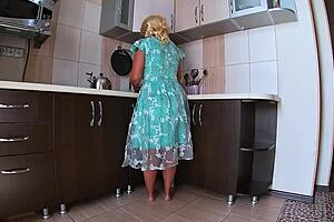 Peeping under the skirt of a mature housewife and having anal sex with her big ass