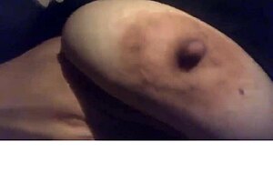 Madurita companera de trabajo se pone cachonda y me manda videitos mostrándome sus enormes tetas y su panochita