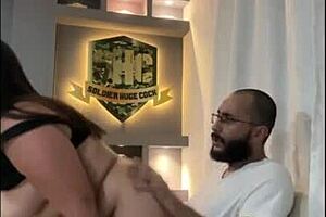 我是索菲亚·曲线，哥伦比亚宝贝拥有不可思议的巨乳，吞下那个大鸡巴