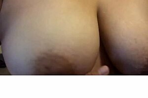 Madurita companera de trabajo se pone cachonda y me manda videitos mostrándome sus enormes tetas y su panochita