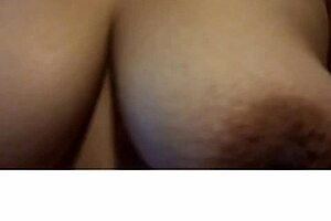 Madurita companera de trabajo se pone cachonda y me manda videitos mostrándome sus enormes tetas y su panochita