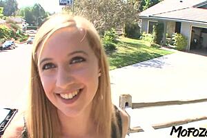 Mofozo com - 我和一个金发学生拍了真正的业余性爱视频。她的深喉技巧让我震惊！