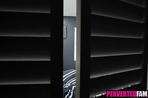 继母今晚帮色继子手淫