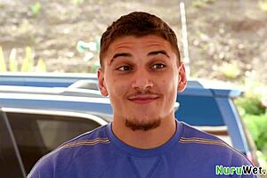 Грудастая блонда-массажистка Алексис Мэлоун льет nuru-гель на сиськи для Виктора Рэя