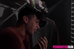 继母今晚帮色继子手淫