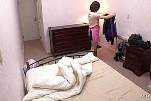 荡妇亚洲继母勾引朋友出轨爽一把