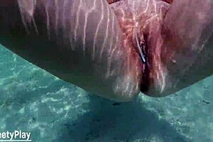 成熟丰满熟女水下内射紧致小穴，精液溢出激情自拍