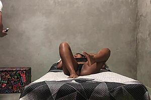 ele fez massagem e eu pedi pra ele meter gostoso na minha pussy molhada, enorme e musculoso?