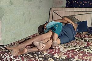 印度乡村嫂子们在浴室和丈夫激烈做爱，穿着丝袜和高跟靴