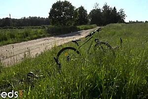 骑车结束夫妇和可爱18+少女肛交女女男三人行