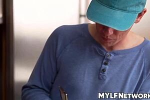 Рион подсматривает за идеальной жопой Ди дома!