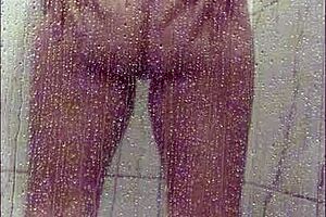 Fui tomar banho e me masturbei no chuveiro pensando em você