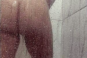 Fui tomar banho e me masturbei no chuveiro pensando em você