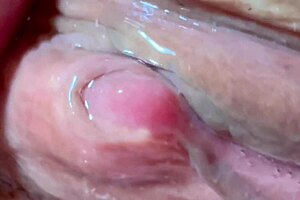 业余粉色阴户在失去处女106天后被舔，湿润性爱和情侣