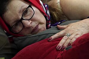 奶奶感觉她的屁股被猛烈摧毁。