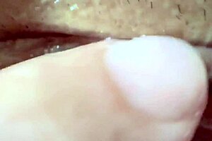 业余粉色阴户在失去处女106天后被舔，湿润性爱和情侣