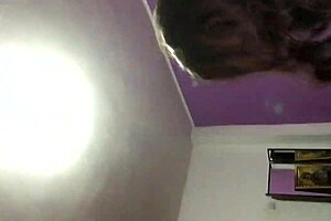 熟女狐狸用振动器操修剪阴部。她舔乳头吸乳房