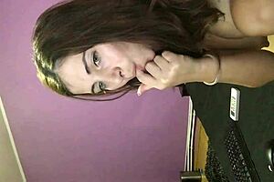 熟女狐狸用振动器操修剪阴部。她舔乳头吸乳房