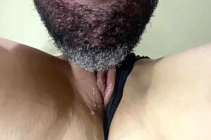 How to suck a pussy with delicious licks on shaved juicy cunt