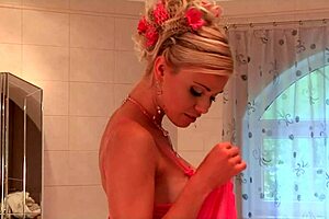 blonde milf masturbating her shaved pussy in jacuzzi 😏