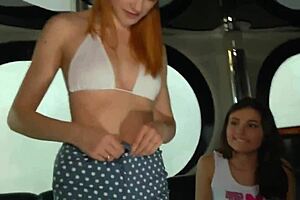 Piger går amok med to teen 18+ lesbiske der laver ballade