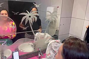 O bar com calcinhas penduradas no teto