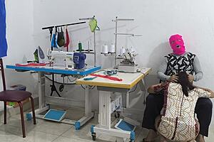 Intense seduction in the sewing workshop with assplay 😘